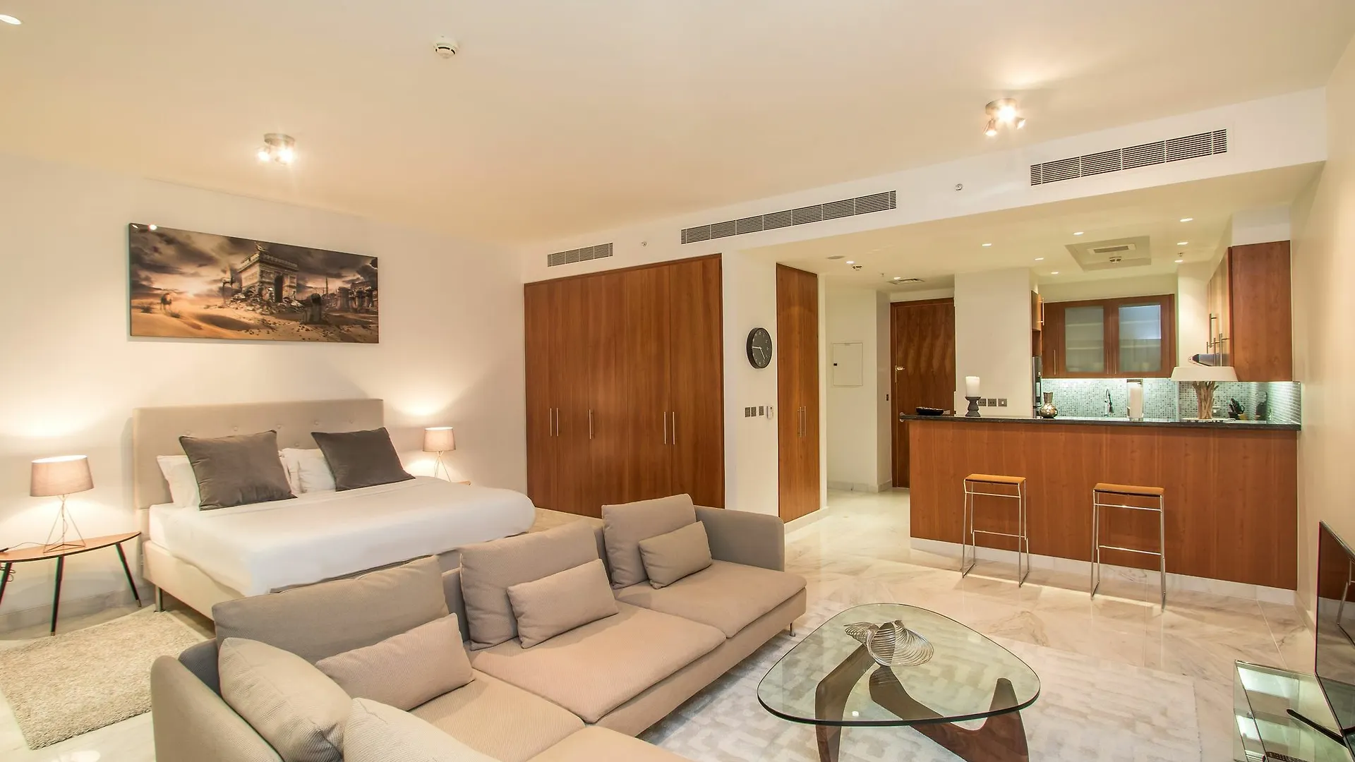 Dhh - Central Park Dubai 0*,